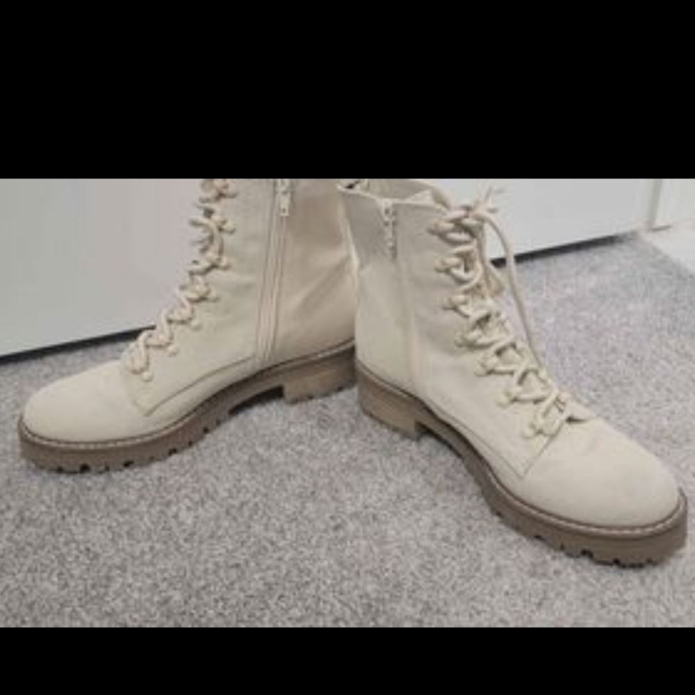 HIKING BOOTS